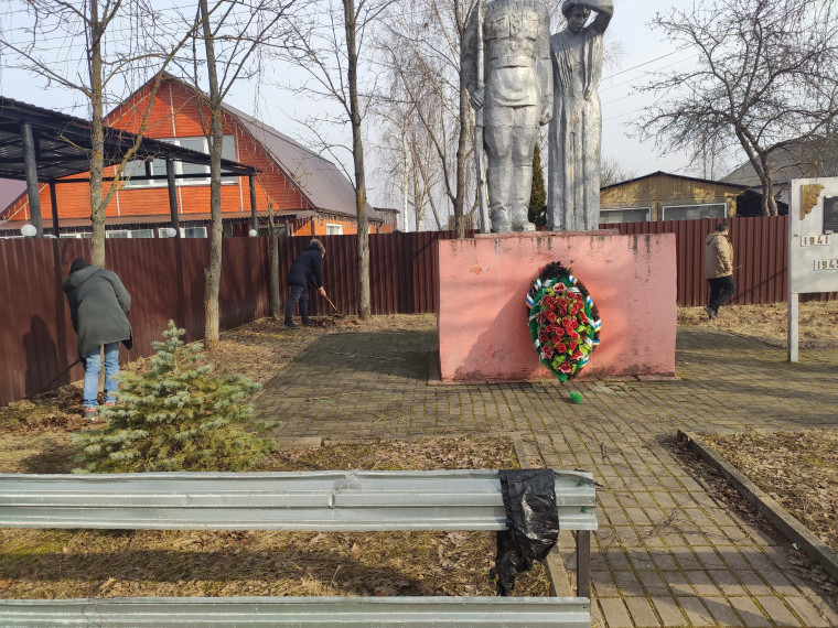 Уборка памятника.
